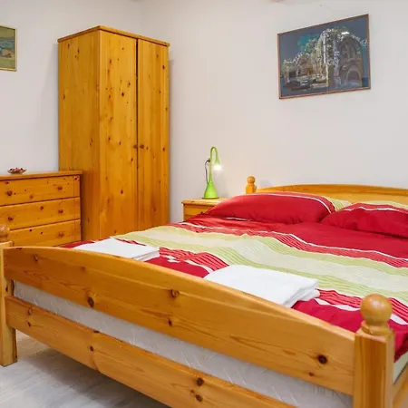 Biro Apartmanhaz Sarmellek